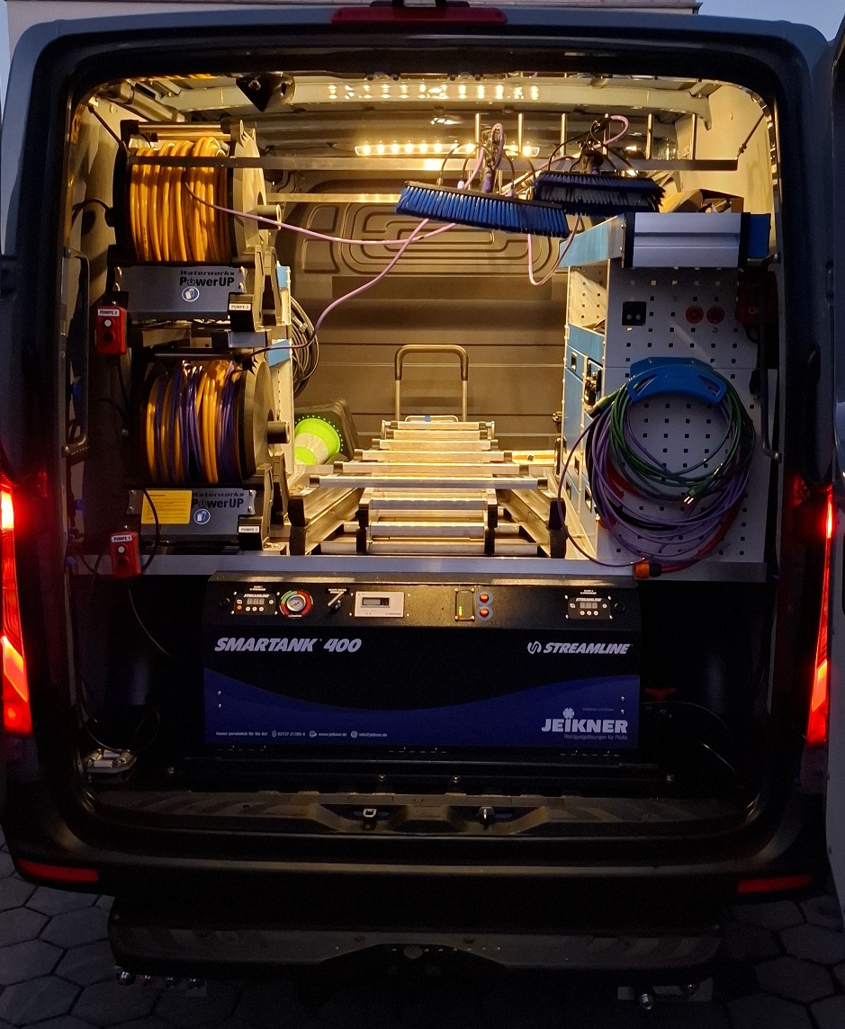 Das Firmenfahrzeug von Fensterreinigung Kömling, ausgestattet mit professioneller Ausrüstung.