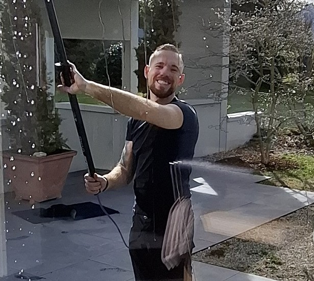 Foto von Michael Schempp beim Fensterreinigen.