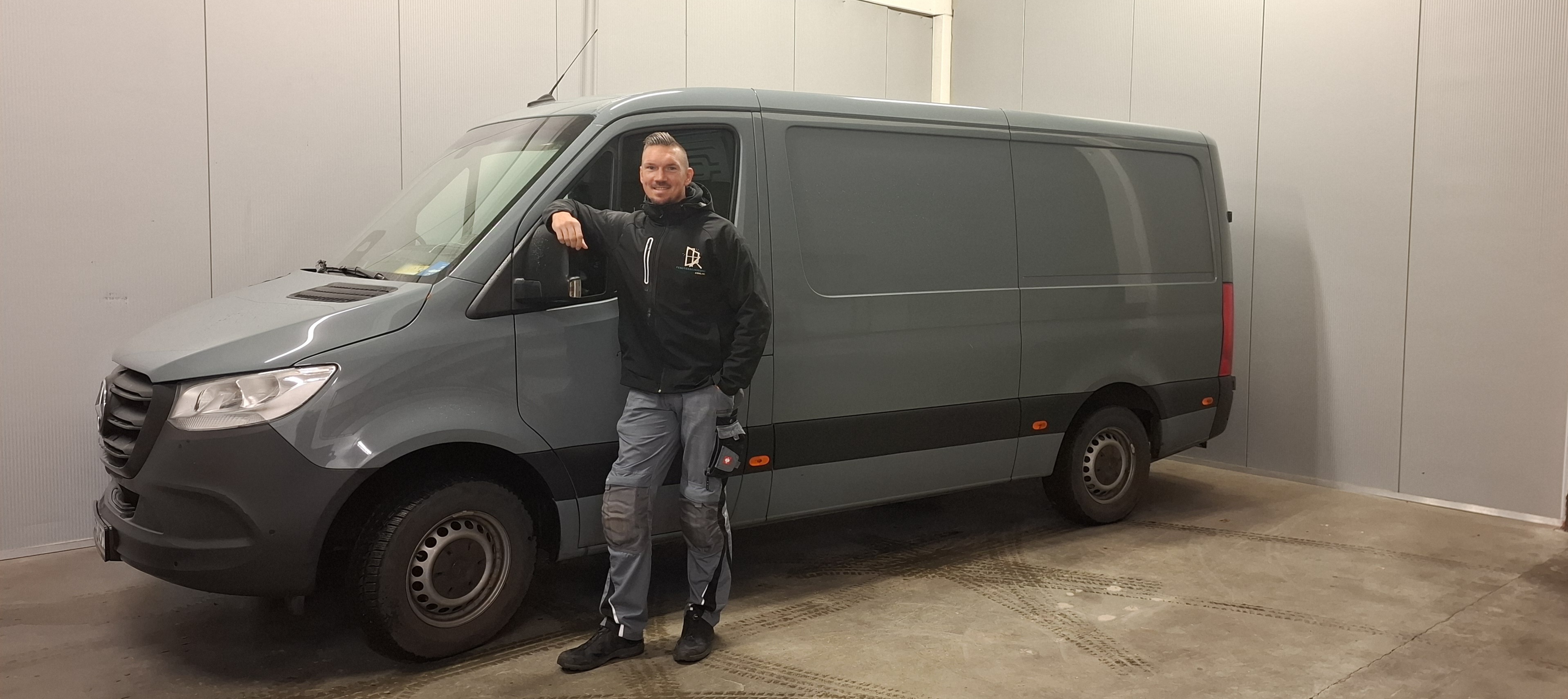 Rene Kömling vor seinem Firmenwagen