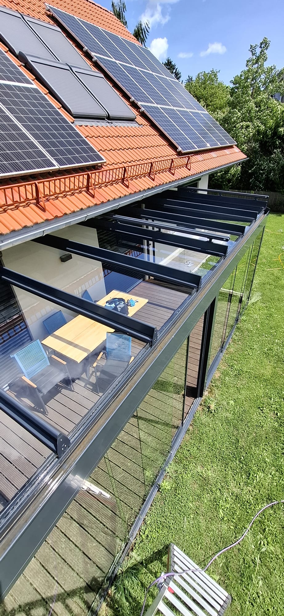 Von oben aufgenommene Glasdächer eines Wintergartens mit glassklaren Durchblick.