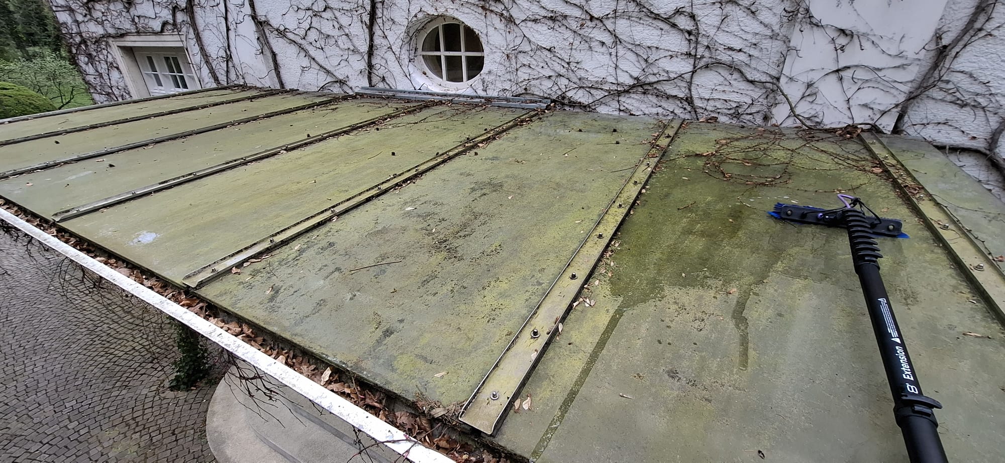 Glasdach vor der Reinigung.